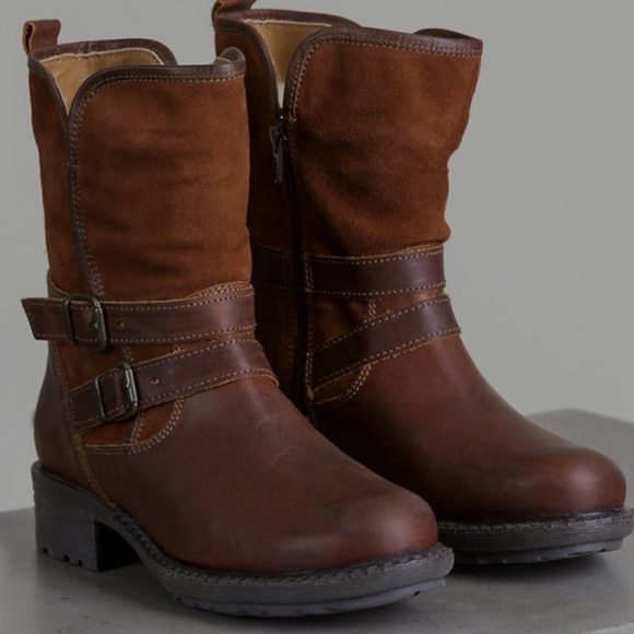Brown heeled boots 👢 has straps - Picture 2 of 3